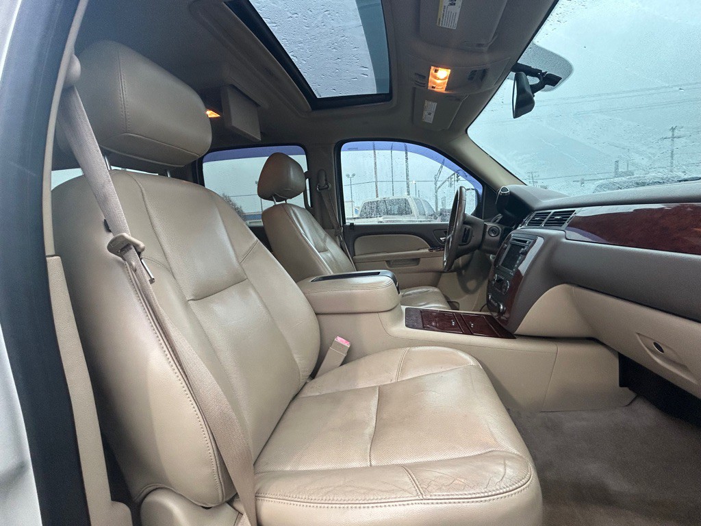 2010 Chevrolet Suburban Image 12