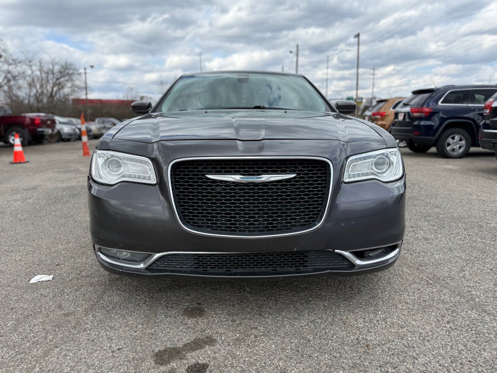 2015 Chrysler 300 Image 2