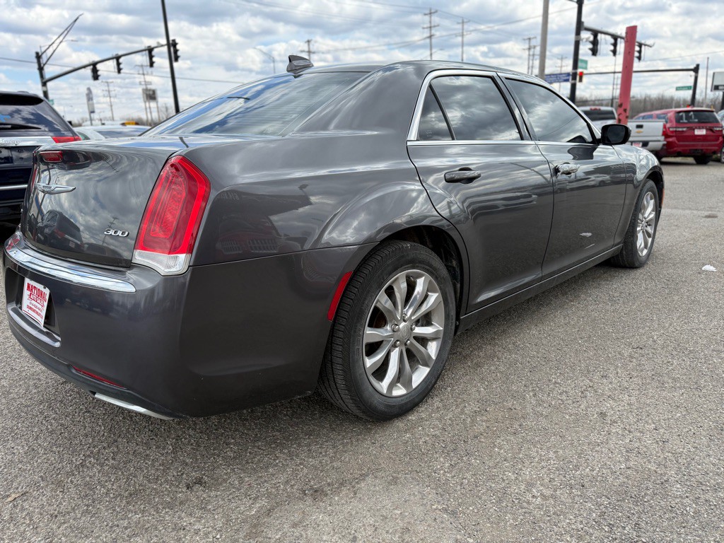 2015 Chrysler 300 Image 4