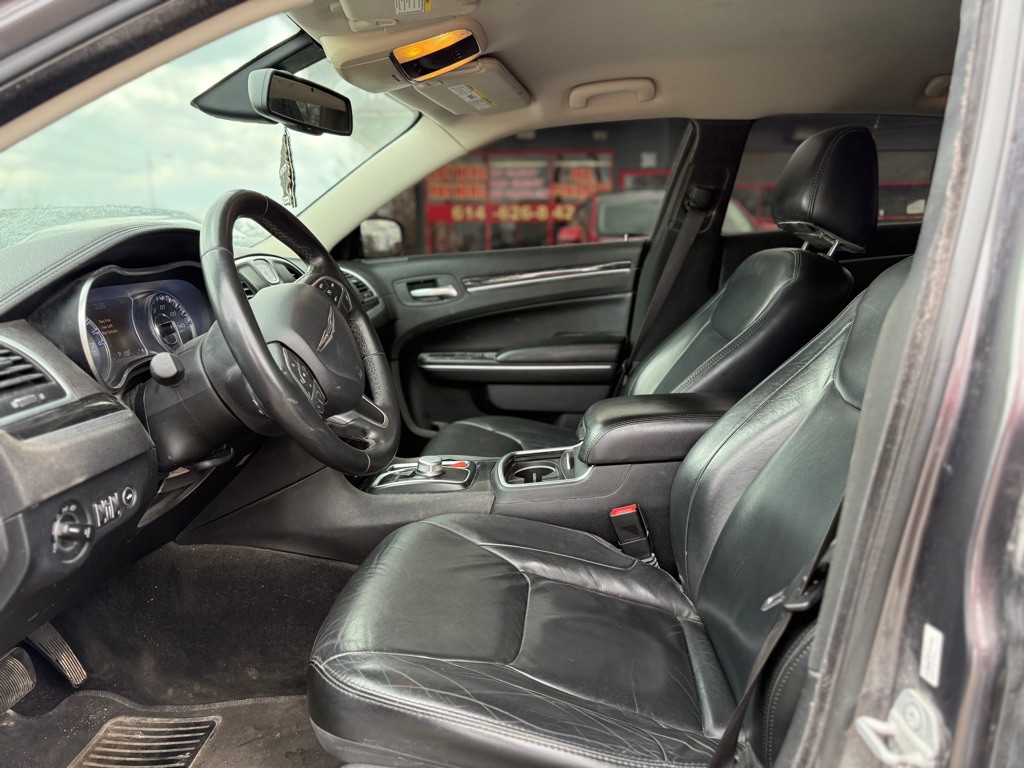 2015 Chrysler 300 Image 7