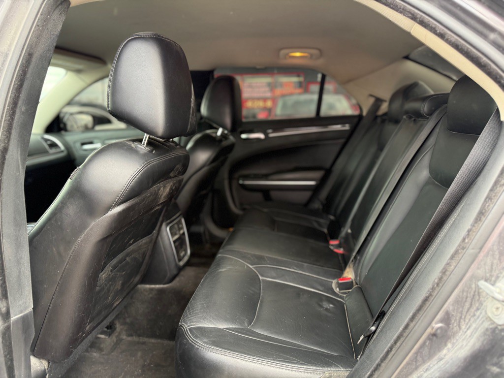 2015 Chrysler 300 Image 8