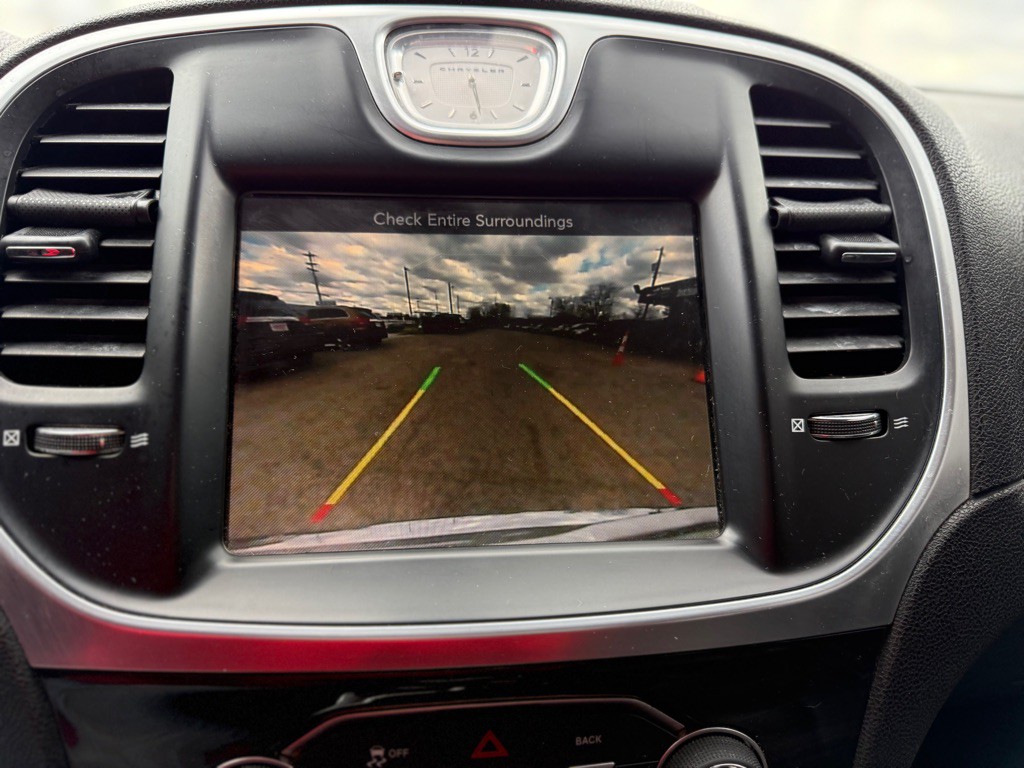 2015 Chrysler 300 Image 9