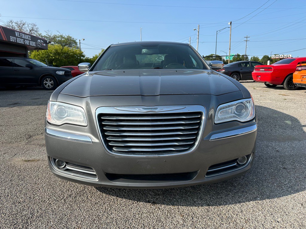 2011 Chrysler 300 Image 3