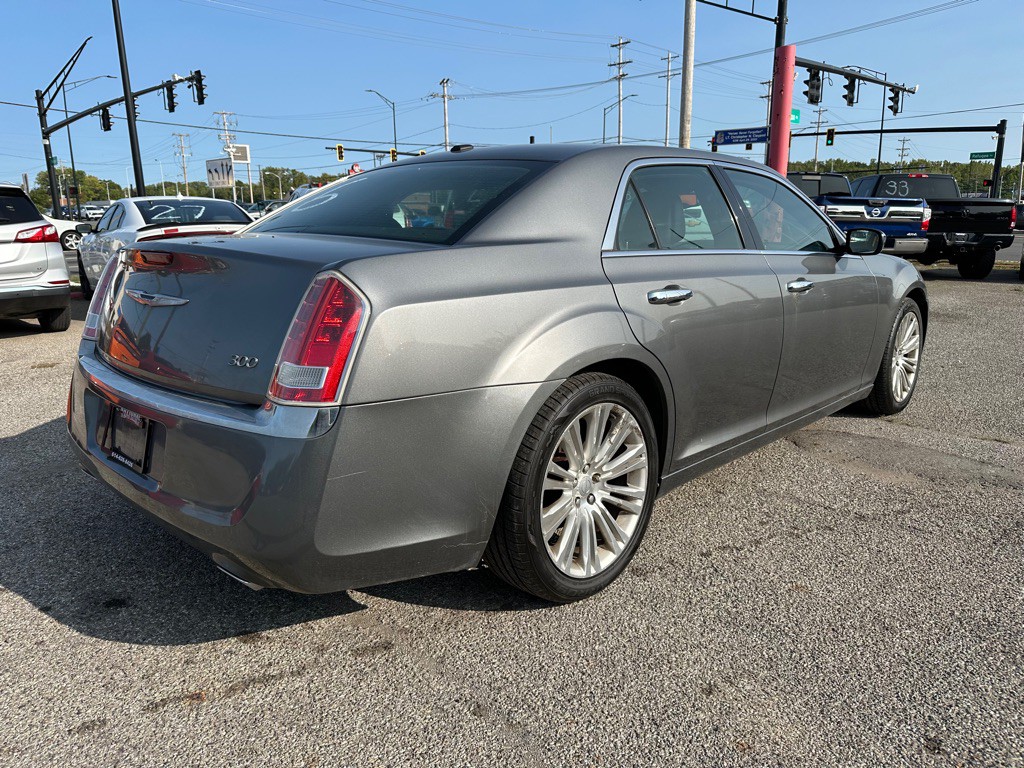 2011 Chrysler 300 Image 4