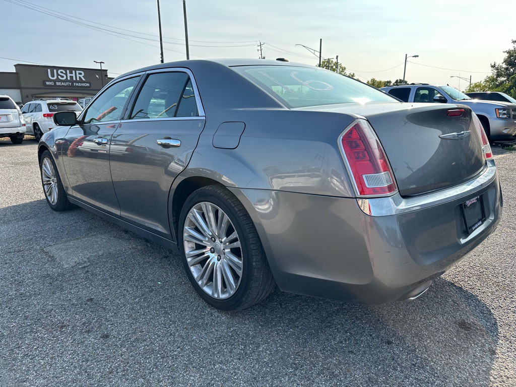 2011 Chrysler 300 Image 5