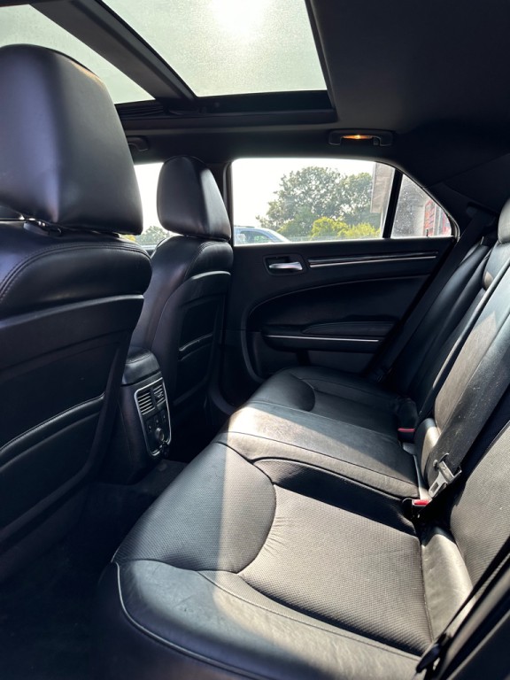 2011 Chrysler 300 Image 9