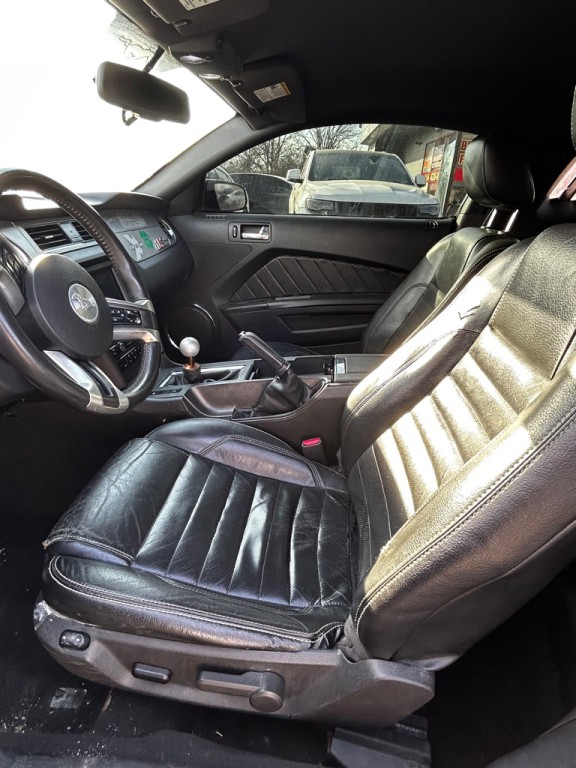 2010 Ford Mustang Image 10