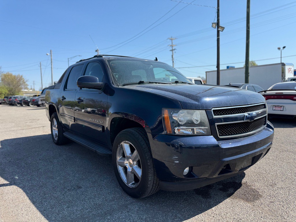 2011 Chevrolet Avalanche Image 2