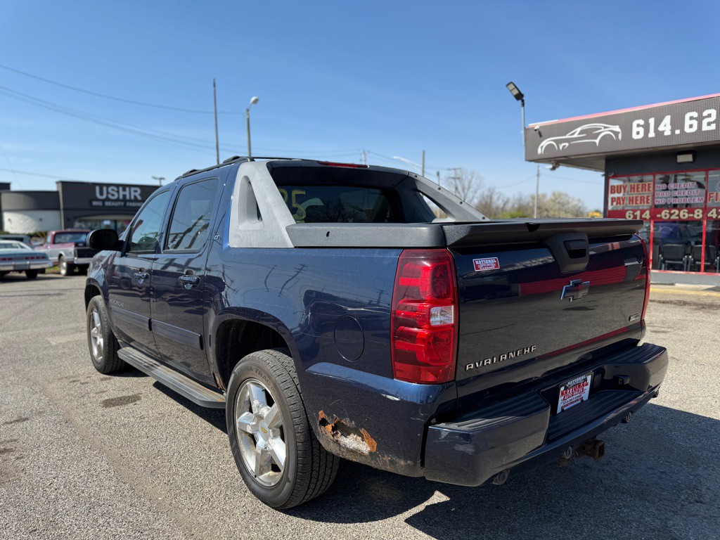 2011 Chevrolet Avalanche Image 4