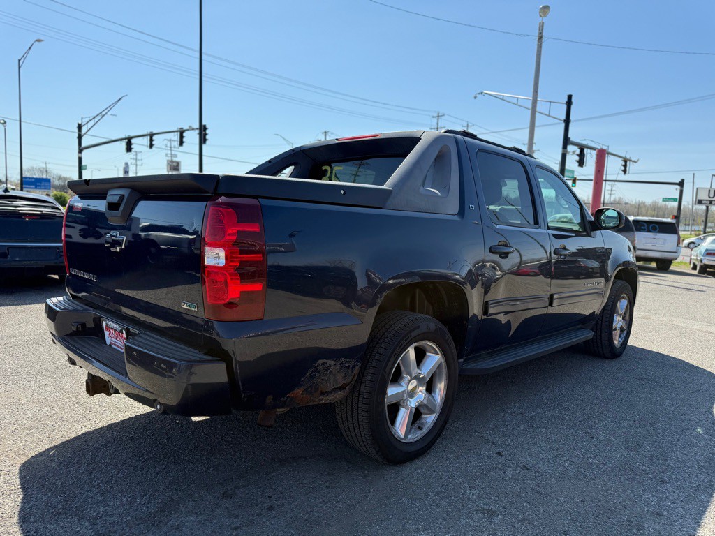 2011 Chevrolet Avalanche Image 5