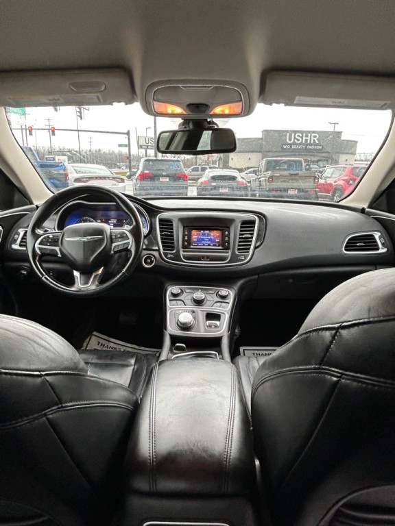 2015 Chrysler 200 Image 9