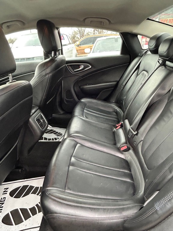 2015 Chrysler 200 Image 11