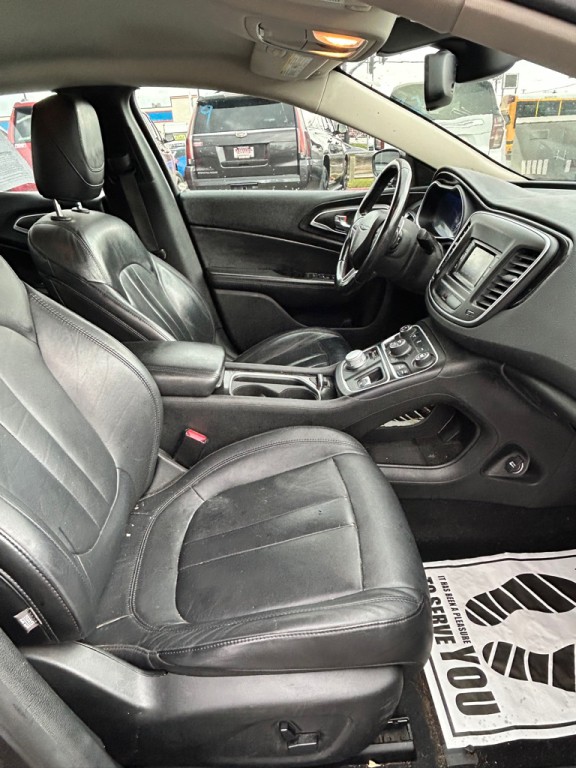 2015 Chrysler 200 Image 12