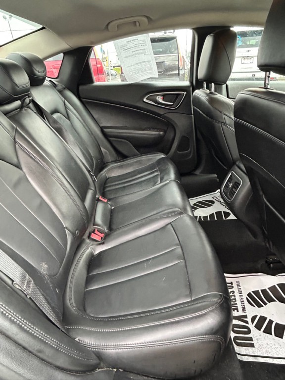 2015 Chrysler 200 Image 13
