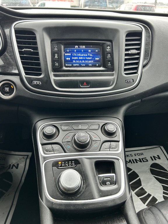 2015 Chrysler 200 Image 16
