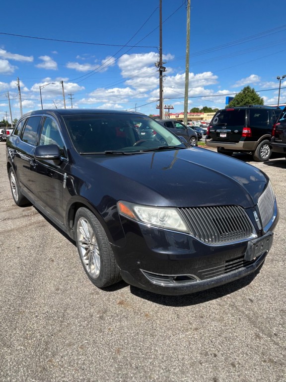 2013 Lincoln MKT Image 2