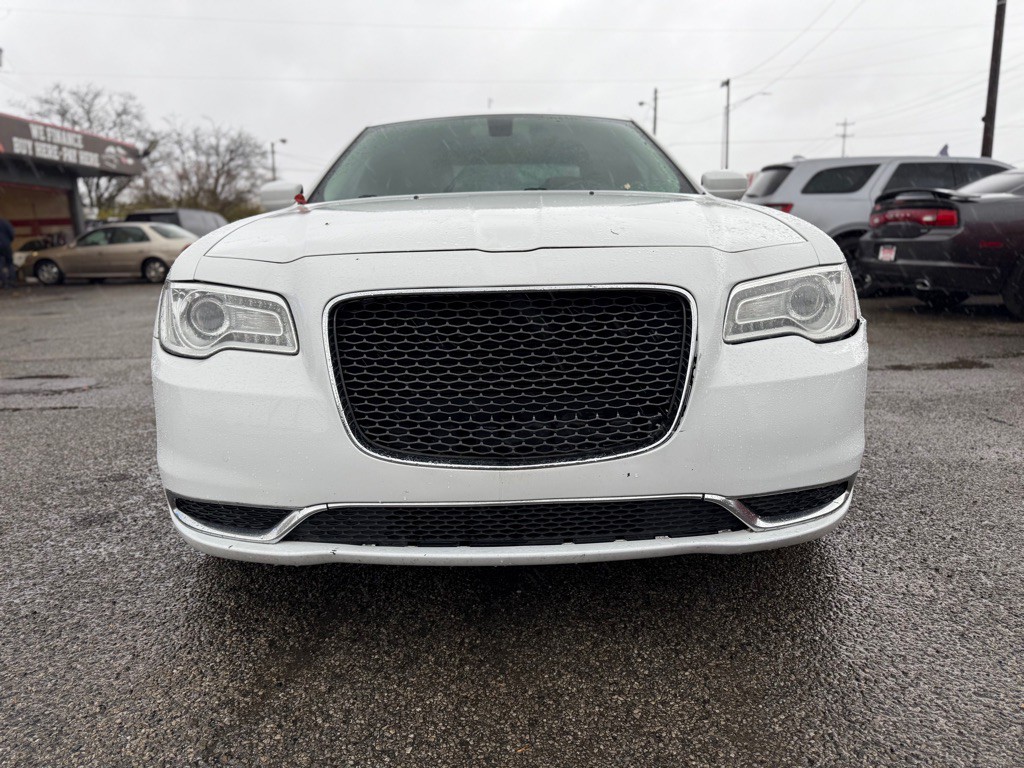 2015 Chrysler 300 Image 2