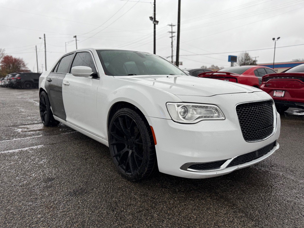 2015 Chrysler 300 Image 3