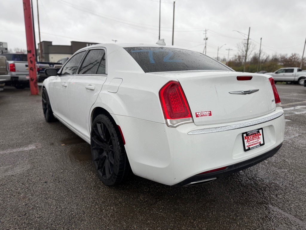 2015 Chrysler 300 Image 4