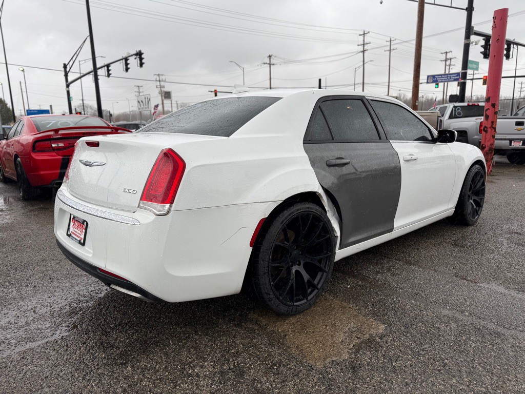 2015 Chrysler 300 Image 5