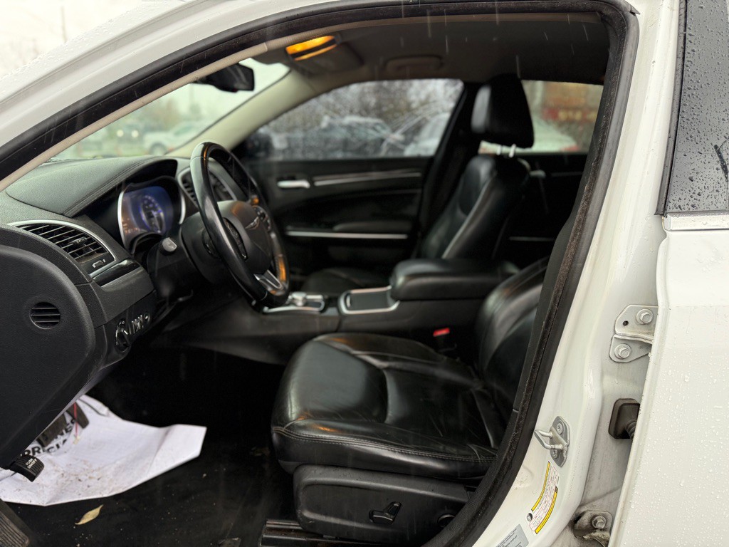 2015 Chrysler 300 Image 8