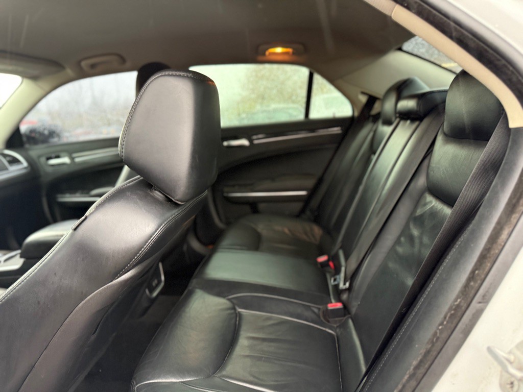 2015 Chrysler 300 Image 10