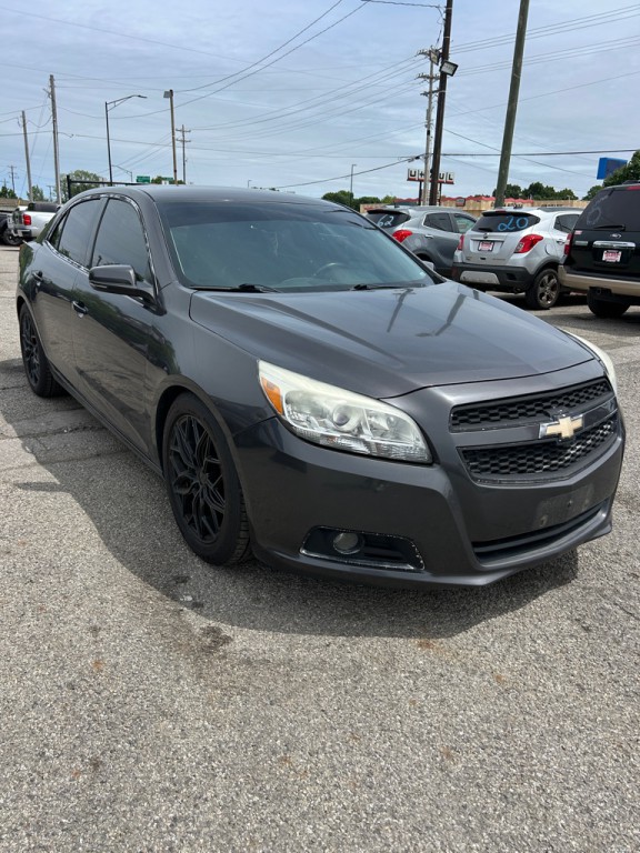 2013 Chevrolet Malibu Image 2
