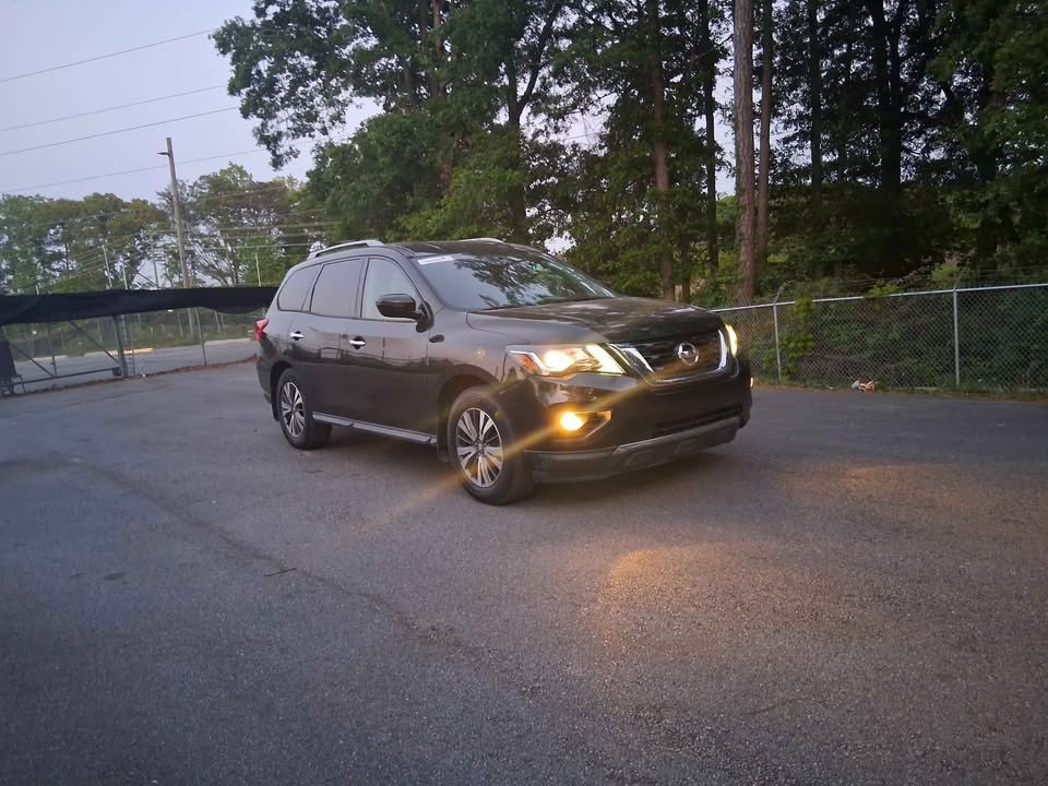 2017 Nissan Pathfinder Image 1