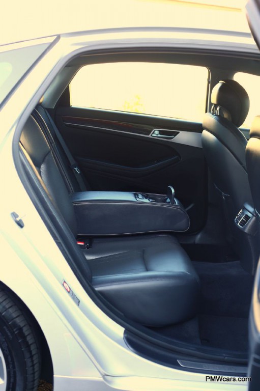 2017 Genesis G80 Image 25
