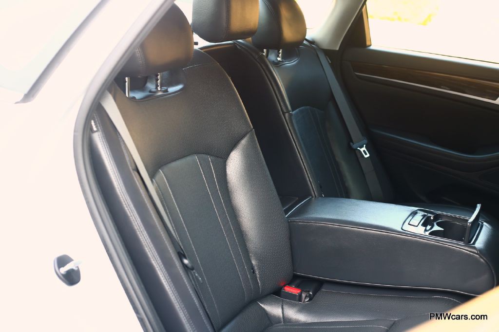 2017 Genesis G80 Image 27