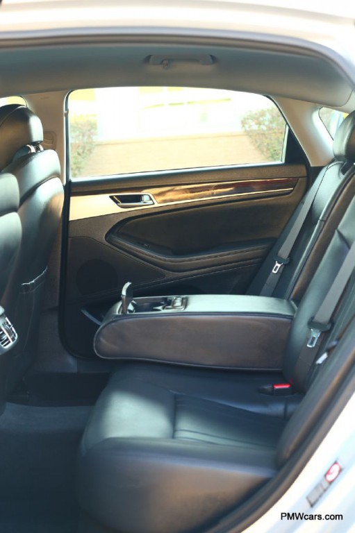 2017 Genesis G80 Image 31