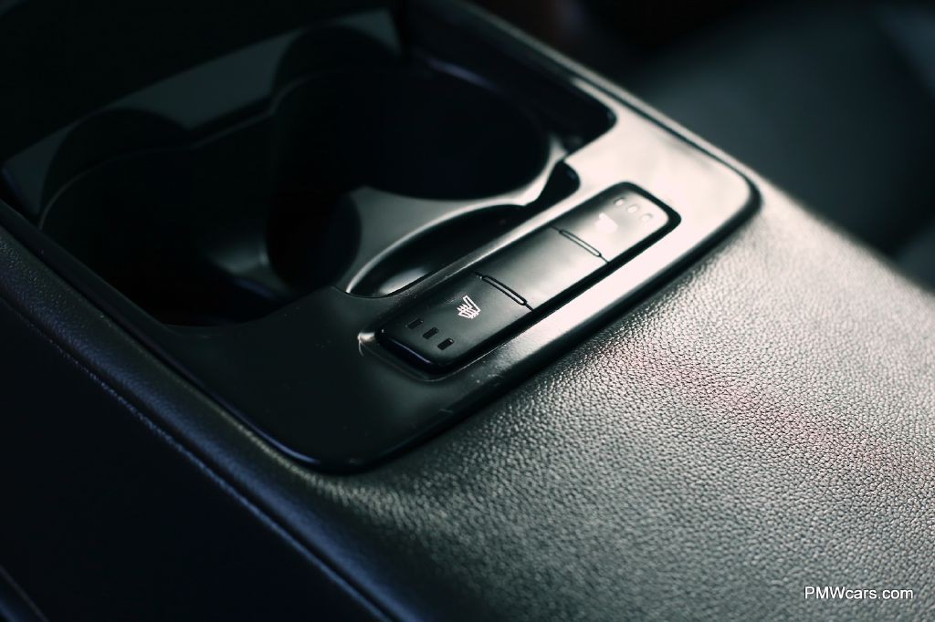 2017 Genesis G80 Image 32