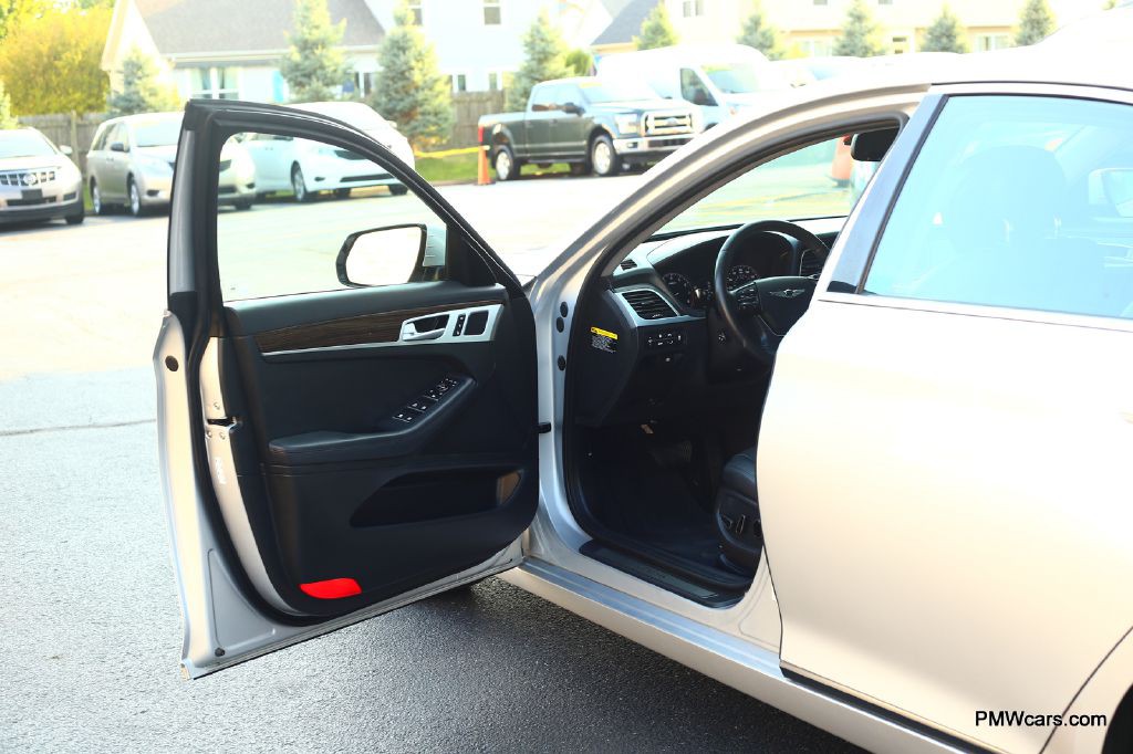 2017 Genesis G80 Image 43