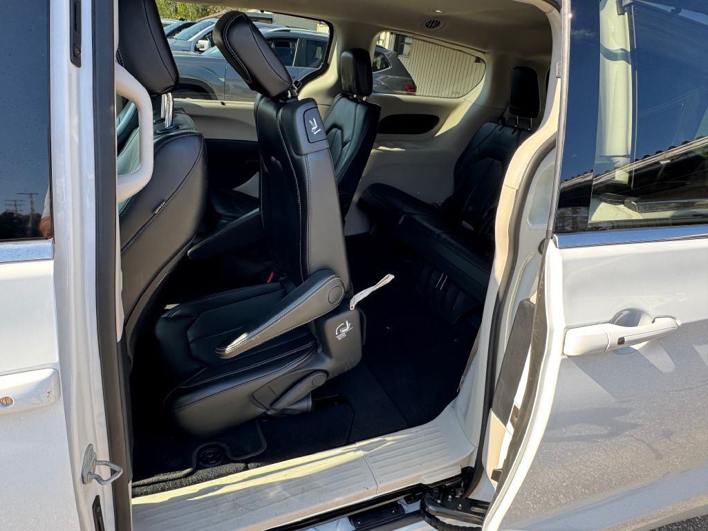 2020 Chrysler Voyager Image 12