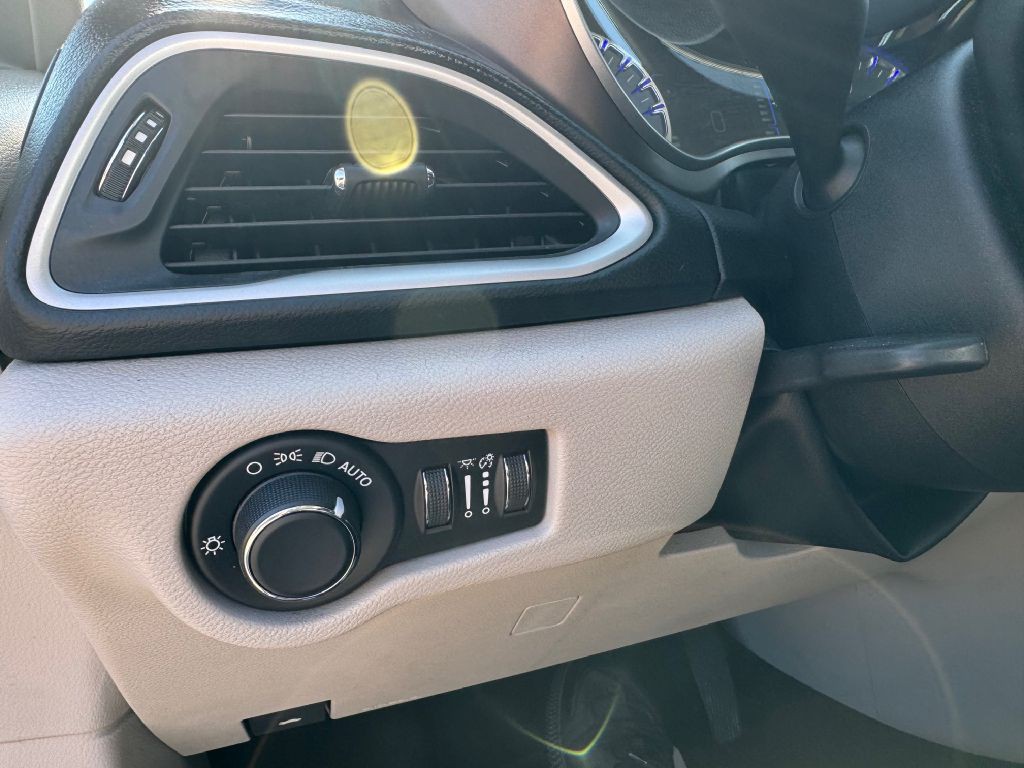 2020 Chrysler Voyager Image 27