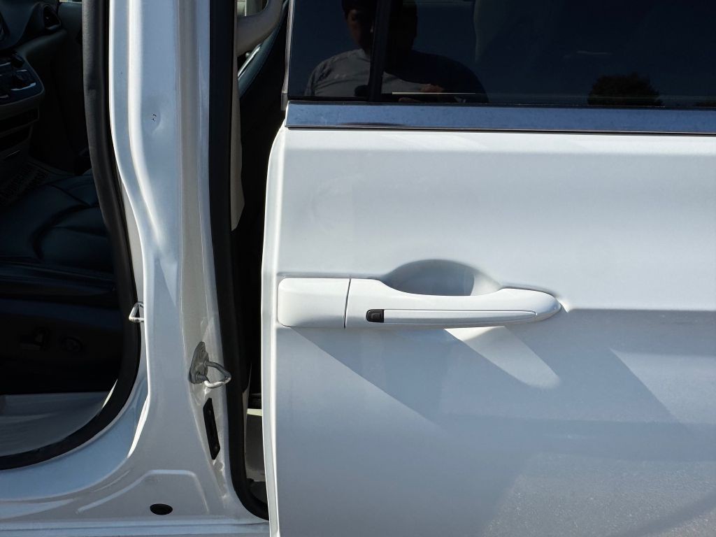 2020 Chrysler Voyager Image 33