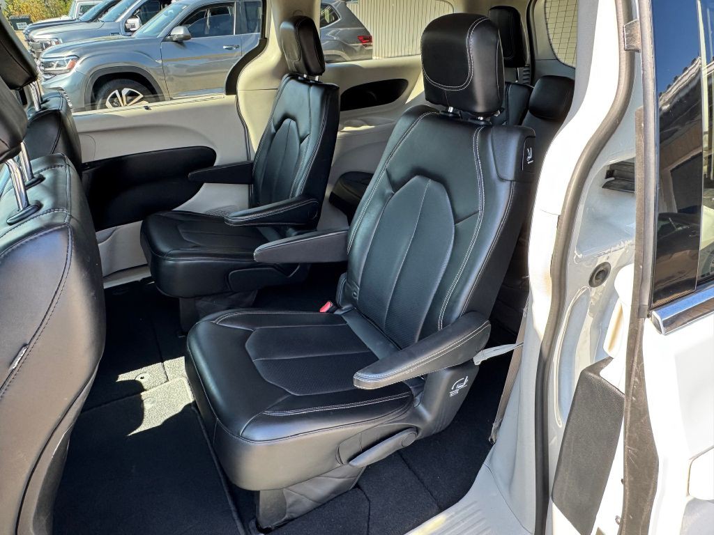 2020 Chrysler Voyager Image 35