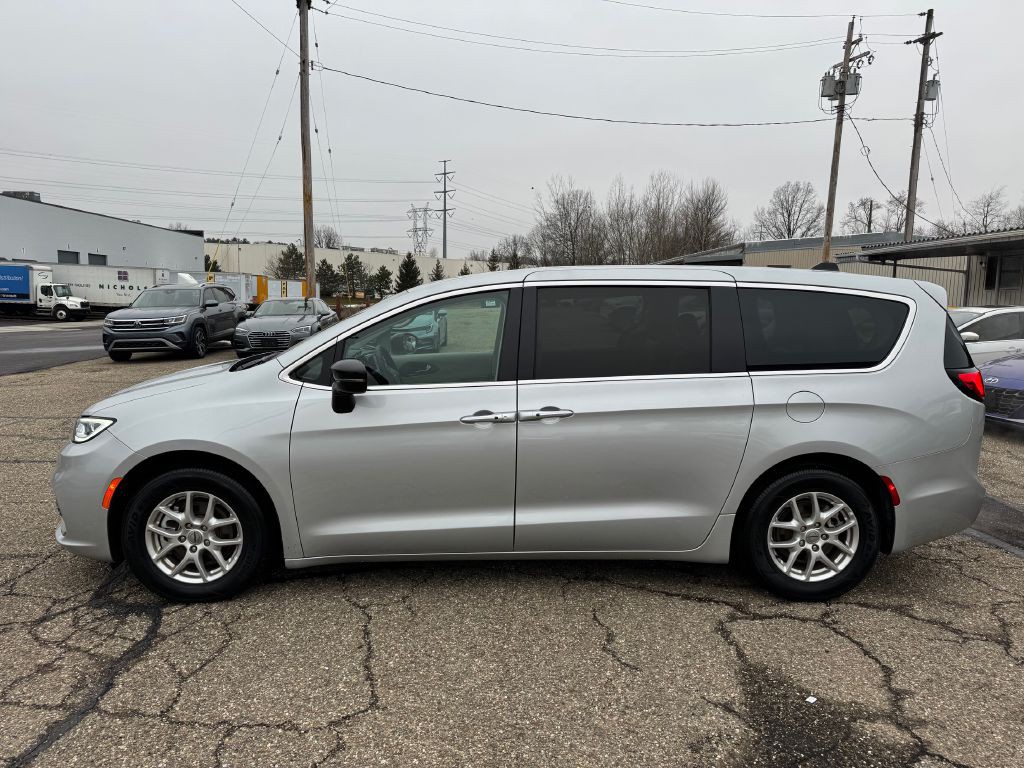 2024 Chrysler Pacifica Image 8
