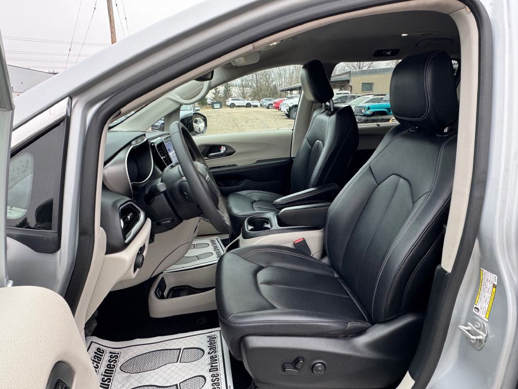 2024 Chrysler Pacifica Image 9