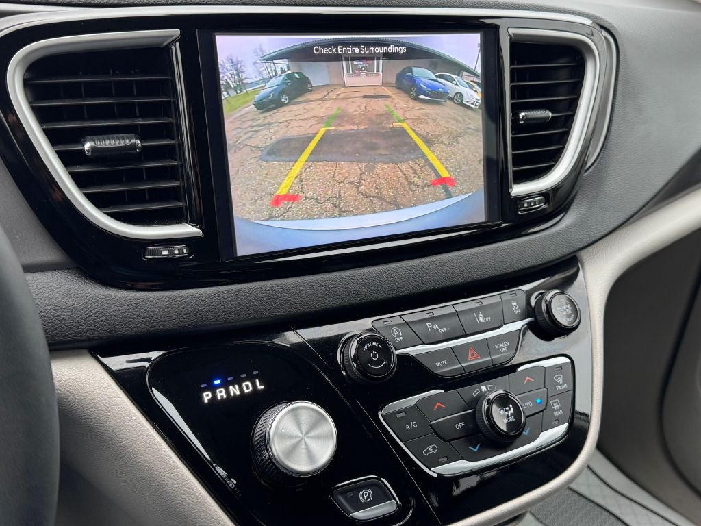 2024 Chrysler Pacifica Image 17
