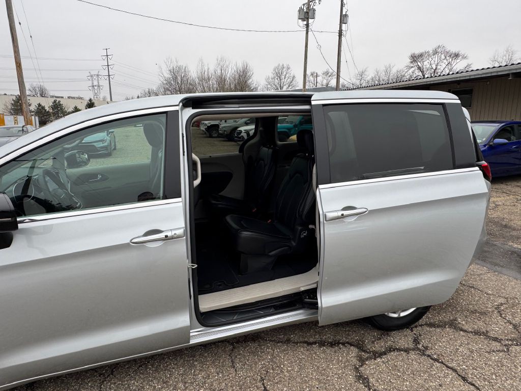 2024 Chrysler Pacifica Image 30