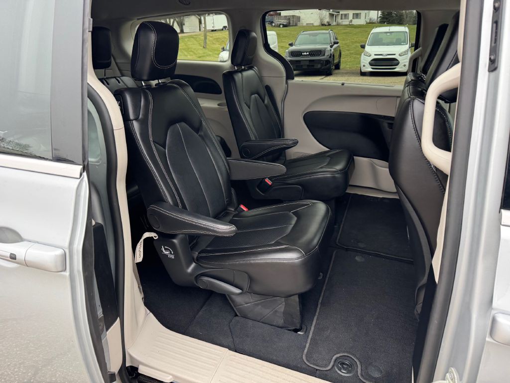 2024 Chrysler Pacifica Image 35