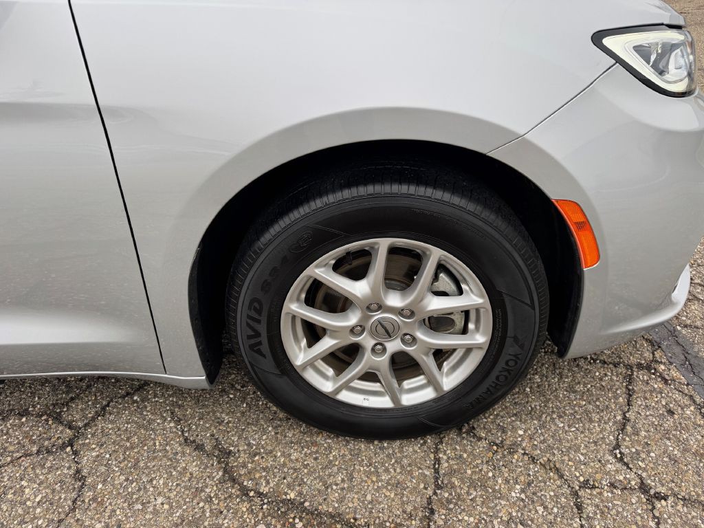 2024 Chrysler Pacifica Image 38