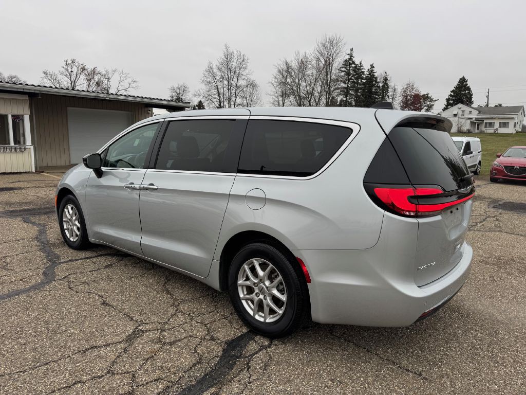 2024 Chrysler Pacifica Image 42