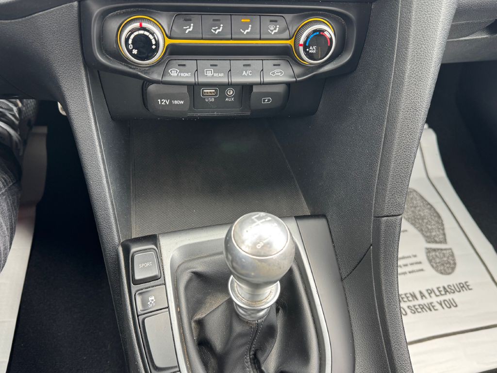 2019 Hyundai Veloster Image 20