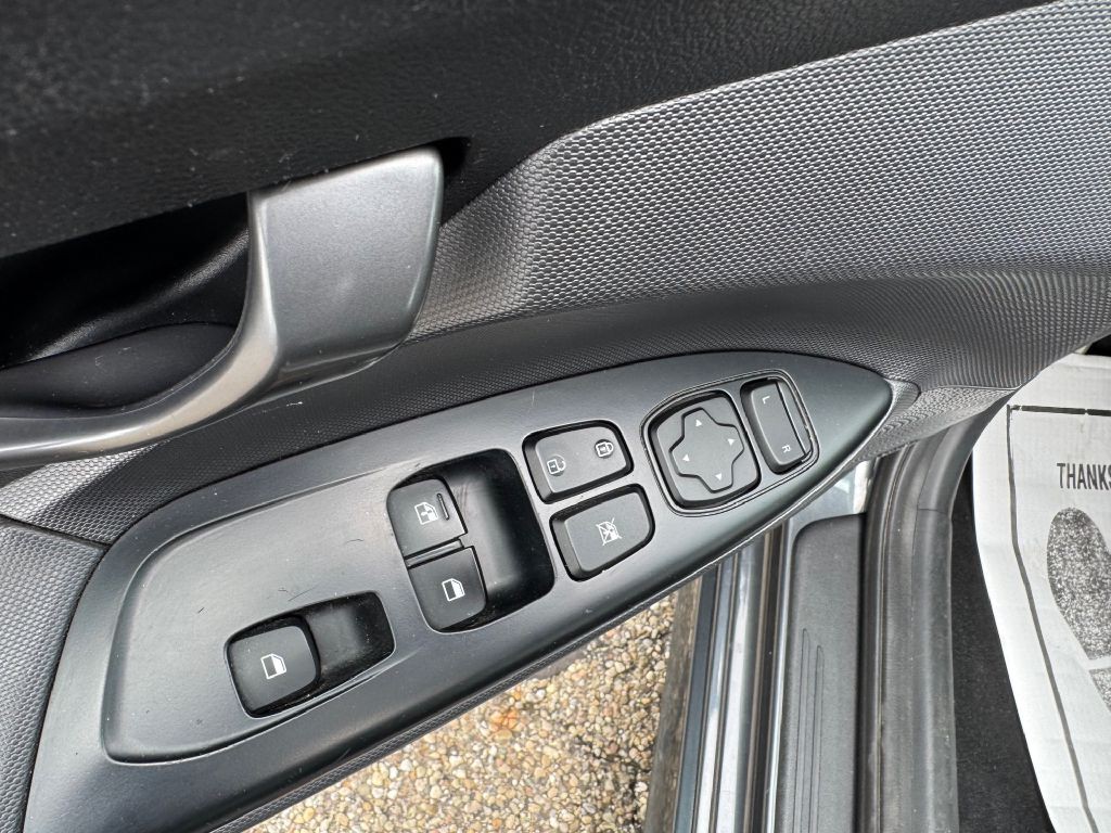 2019 Hyundai Veloster Image 32