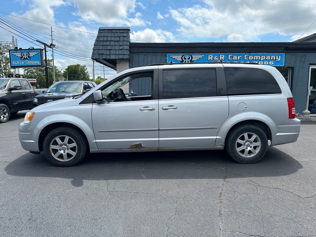 2010 Chrysler Town & Country Image 2