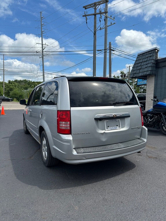 2010 Chrysler Town & Country Image 3