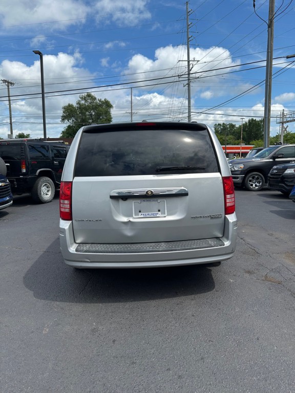 2010 Chrysler Town & Country Image 4