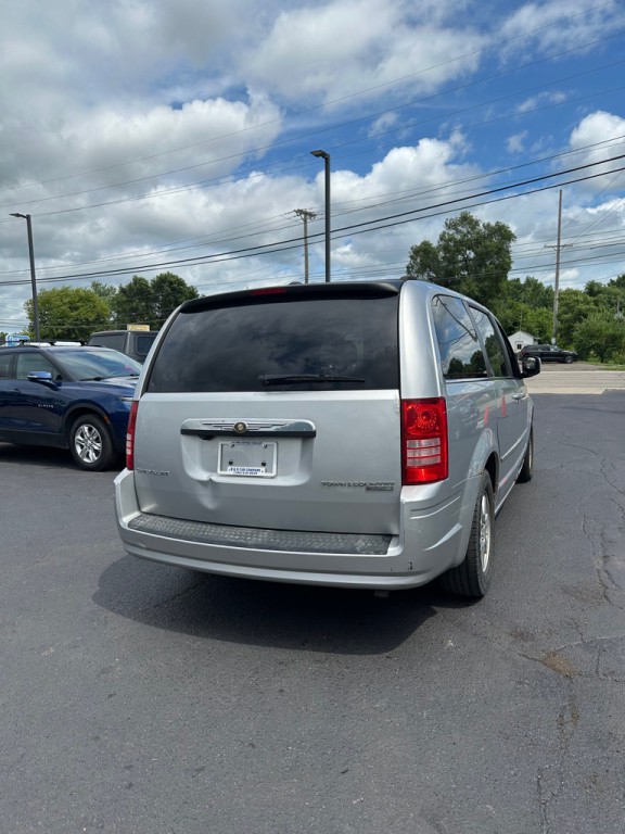 2010 Chrysler Town & Country Image 5